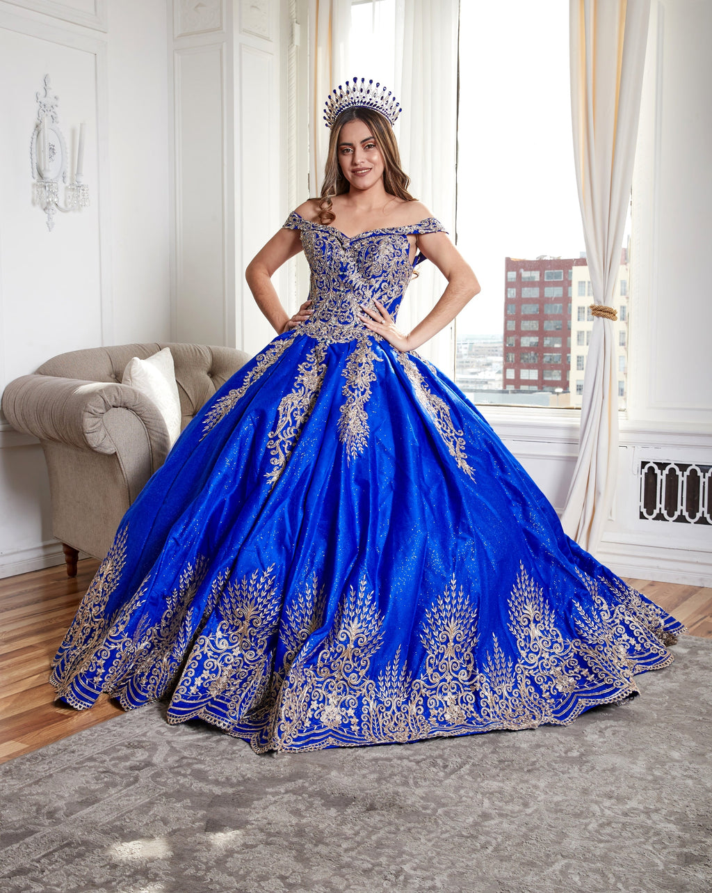 Vestido de baile com aplicações e ombros à mostra de Calla KY72838