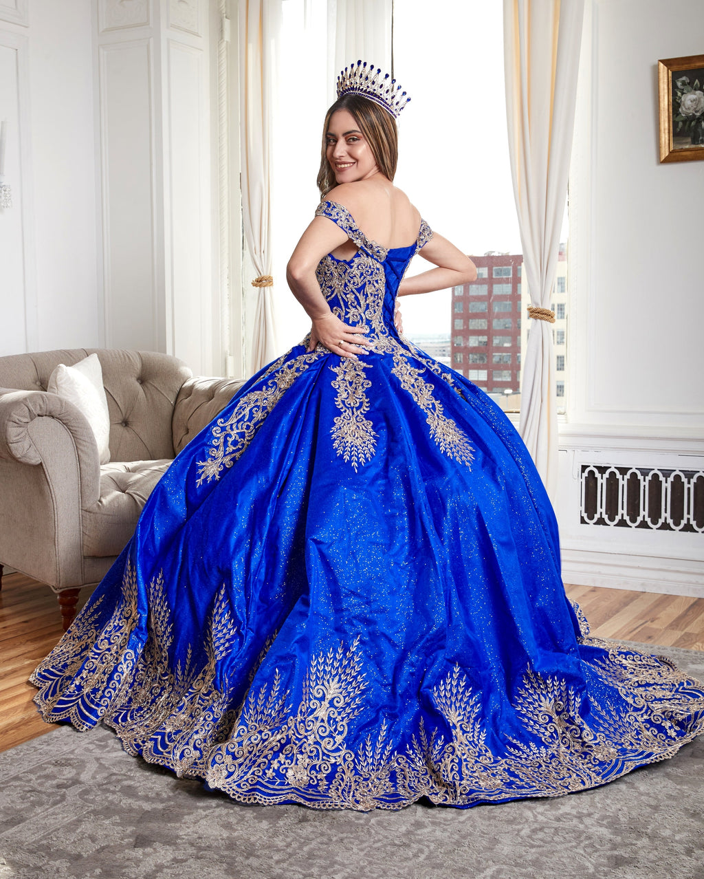 Vestido de baile com aplicações e ombros à mostra de Calla KY72838