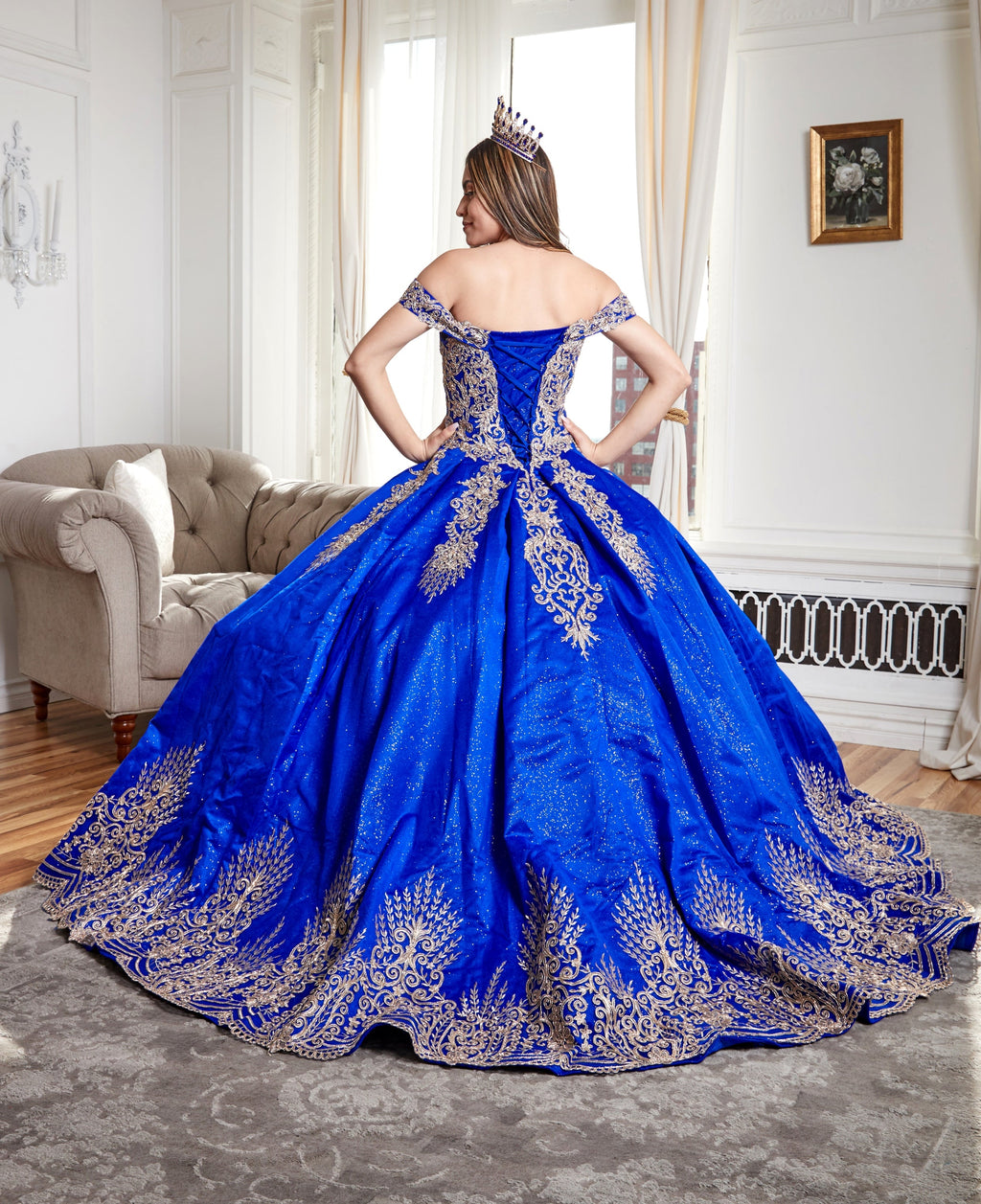 Vestido de baile com aplicações e ombros à mostra de Calla KY72838