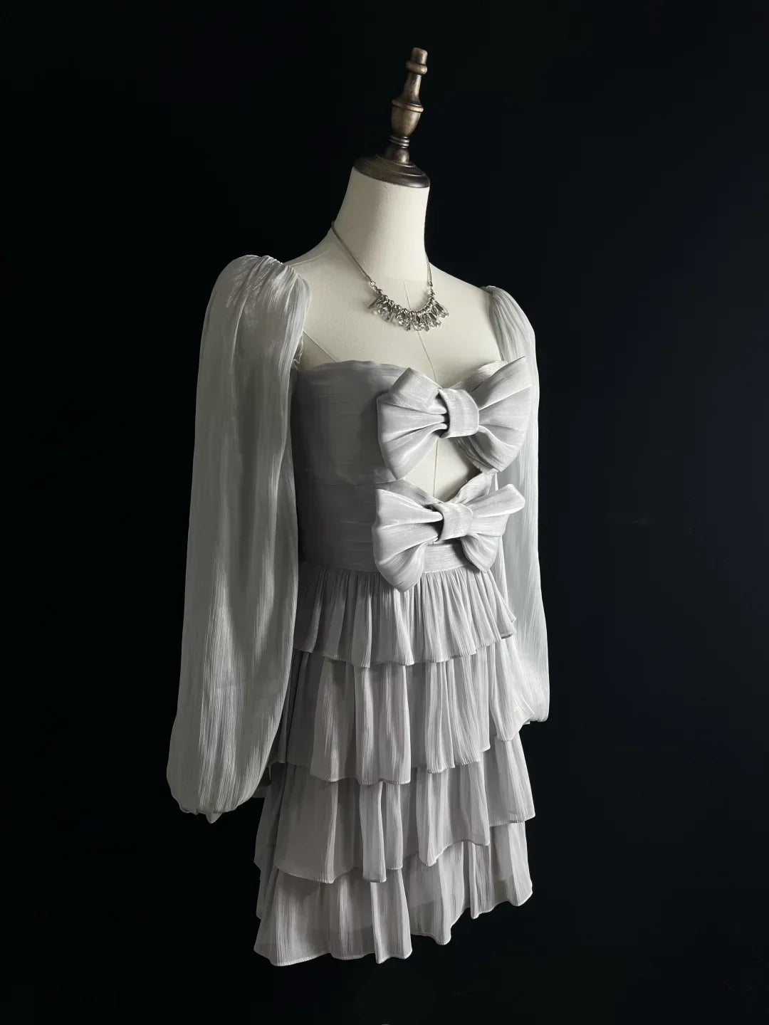 Vestido Corto de Fiesta Tipo A con Lazo de Tul en Gris Plateado Bonito, Con Capas, para el Baile de Bienvenida Y8651