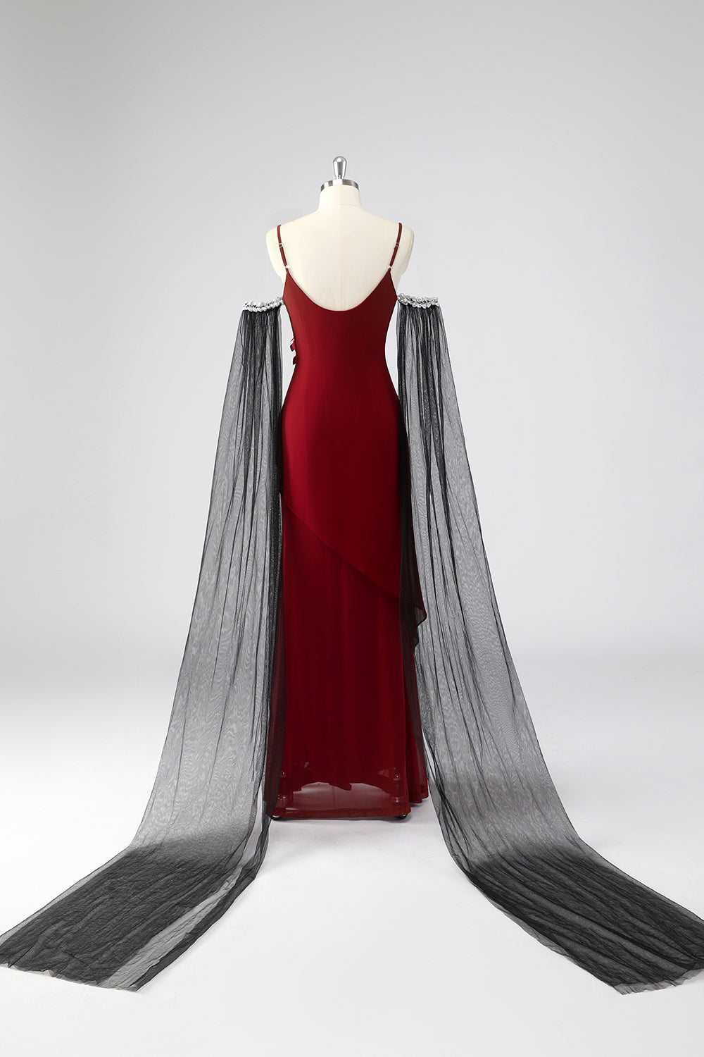 Vestido de cerimónia vermelho com alças finas e mangas compridas