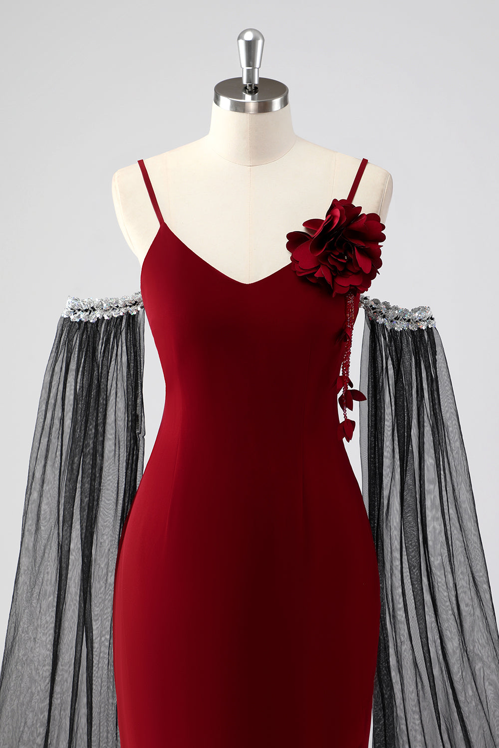 Vestido de cerimónia vermelho com alças finas e mangas compridas