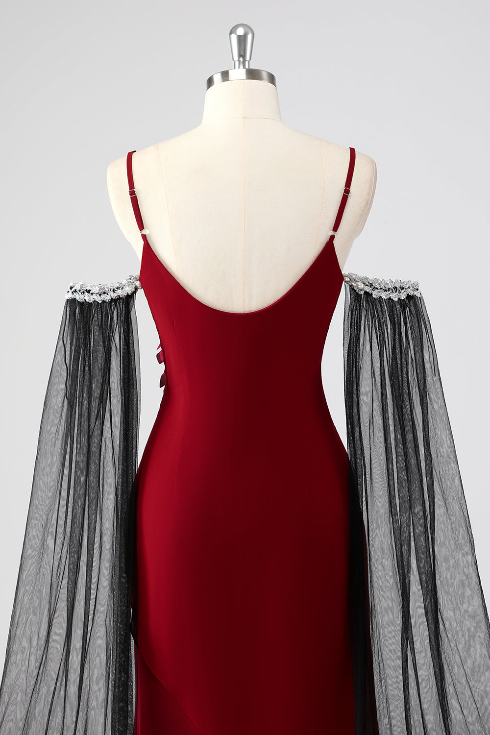 Vestido de cerimónia vermelho com alças finas e mangas compridas