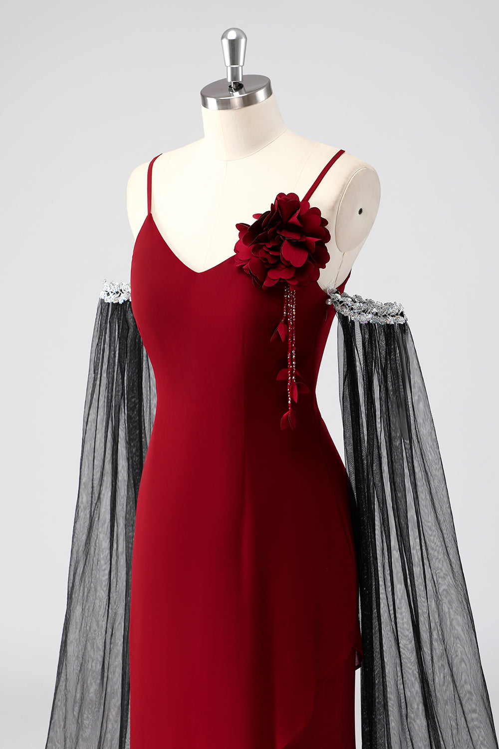 Vestido de cerimónia vermelho com alças finas e mangas compridas