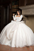 Trägerloses Ballkleid mit Puffärmeln von Petite Adele PQ1071