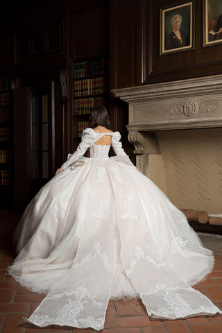 Trägerloses Ballkleid mit Puffärmeln von Petite Adele PQ1071