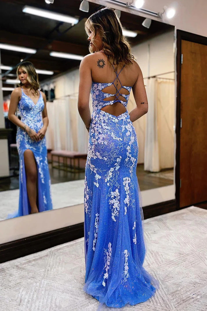 Vestido de festa estilo sereia com decote em V profundo e aplicações de renda e racha PSK441