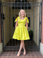 Vestido de Satén Amarillo para el Baile de Regreso a Casa de Longitud a la Rodilla SYH53