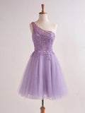 Vestido corto de fiesta de regreso a casa en línea A lila con aplicaciones y un solo hombro