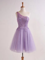 Vestido corto de fiesta de regreso a casa en línea A lila con aplicaciones y un solo hombro
