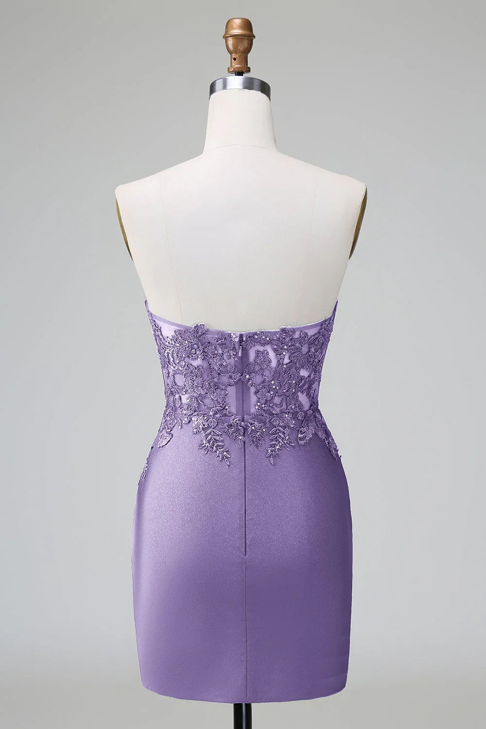 Elegantes dunkelgrünes figurbetontes trägerloses Plisseé-Kurzfestkleid mit Perlenstickerei