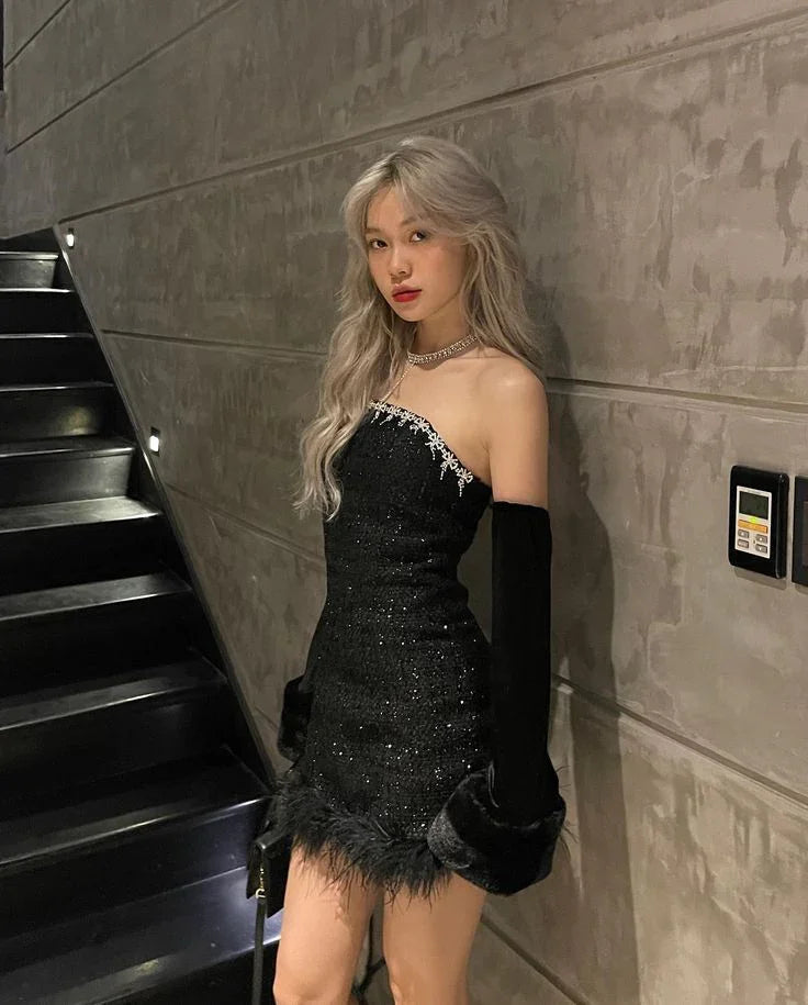 Vestido de Fiesta Sin Tirantes Negro y Sexy con Plumas en el Dobladillo Y2877