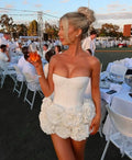 Vestido de Cóctel Blanco Adorable Sin Tirantes Plisado con Rosa, Mini Vestido Ajustado de Satén para el Baile de Bienvenida Y8282