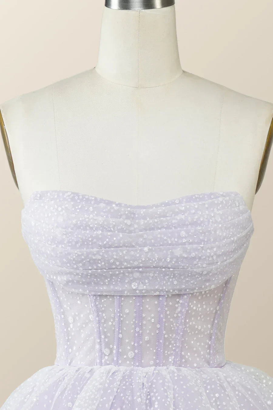 Vestido de Fiesta Corto Sin Tirantes con Cuello Bufa y Línea A en Color Lavanda Y2780