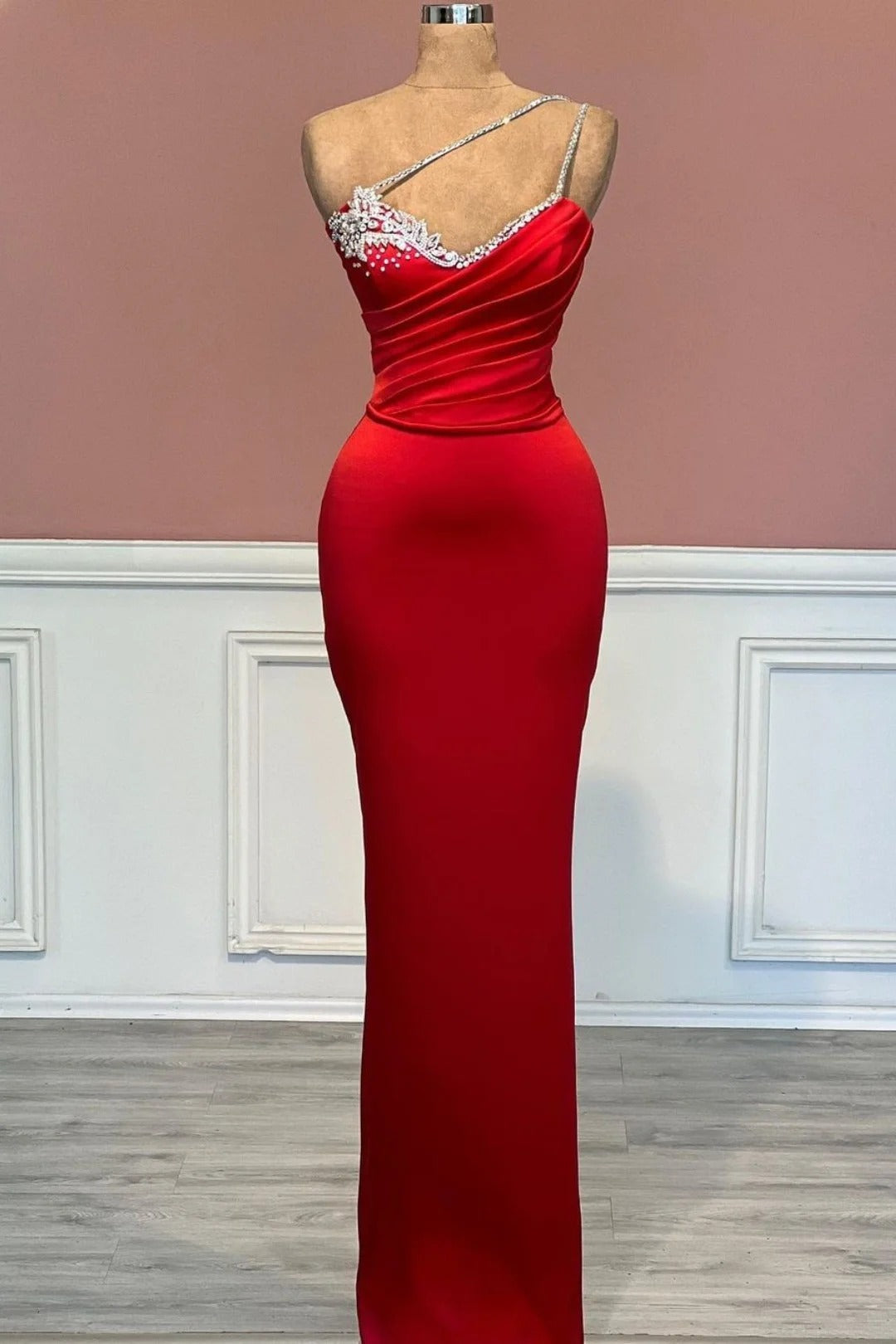 Vestido de festa comprido vermelho sereia um ombro cetim com missangas sem mangas