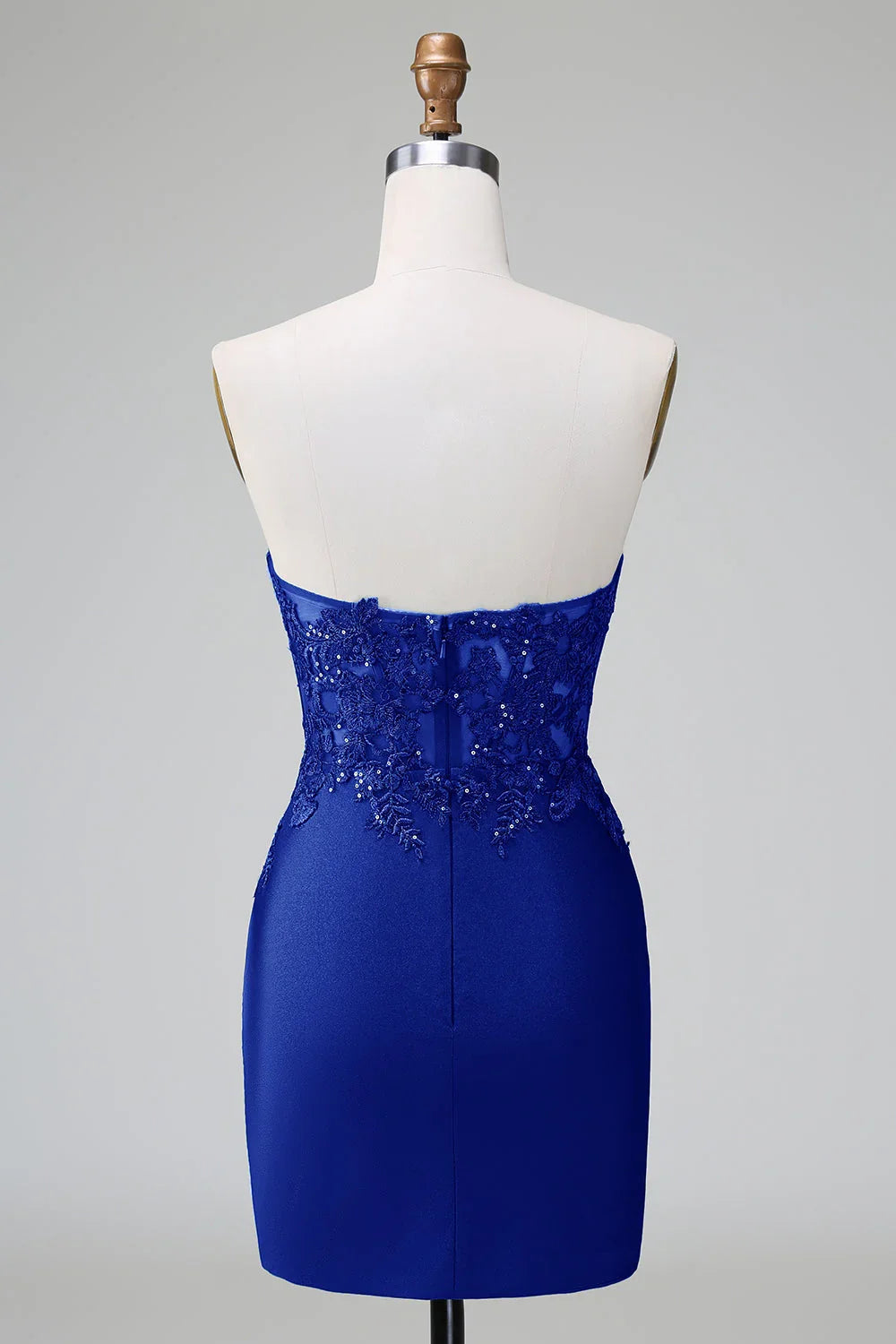 Elegantes dunkelgrünes figurbetontes trägerloses Plisseé-Kurzfestkleid mit Perlenstickerei