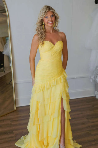 Gelbes, langes Ballkleid mit gerafftem Rüschensaum und Schlitz PSK576