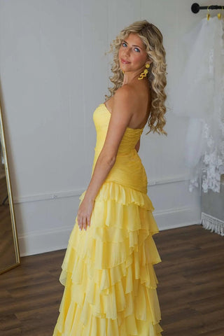 Gelbes, langes Ballkleid mit gerafftem Rüschensaum und Schlitz PSK576