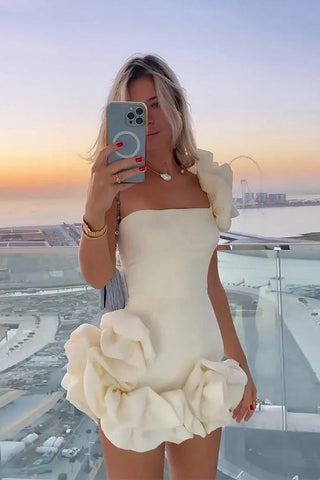 Kurzes Partykleid aus Satin mit Rüschen und einer Schulter, Heimkehrkleid PD550