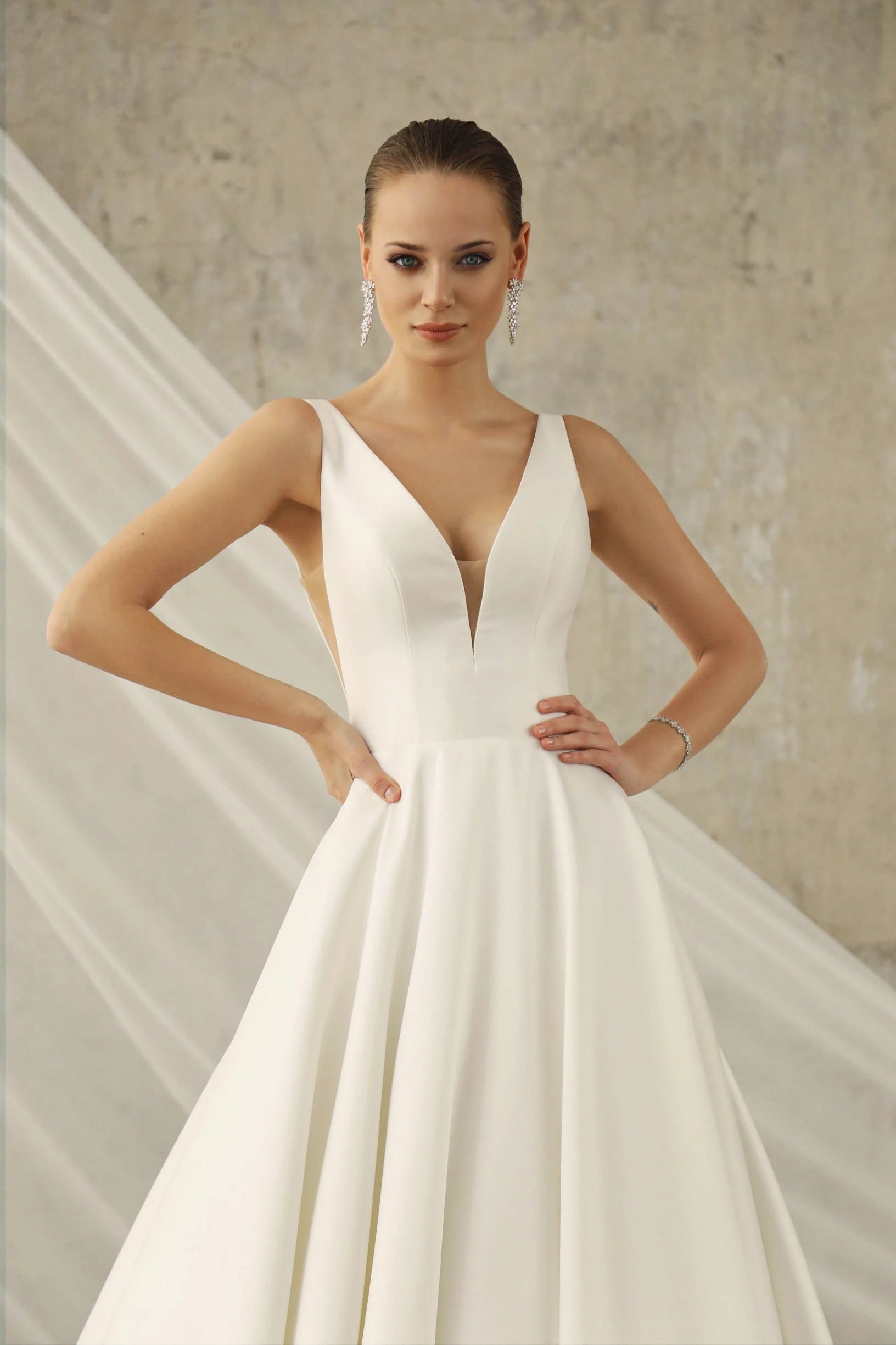 Lakshmigown Minimalist Satin Wedding Dresses 2027 A Line Sleeveless Court Train Bridal Gown Vestidos Customized