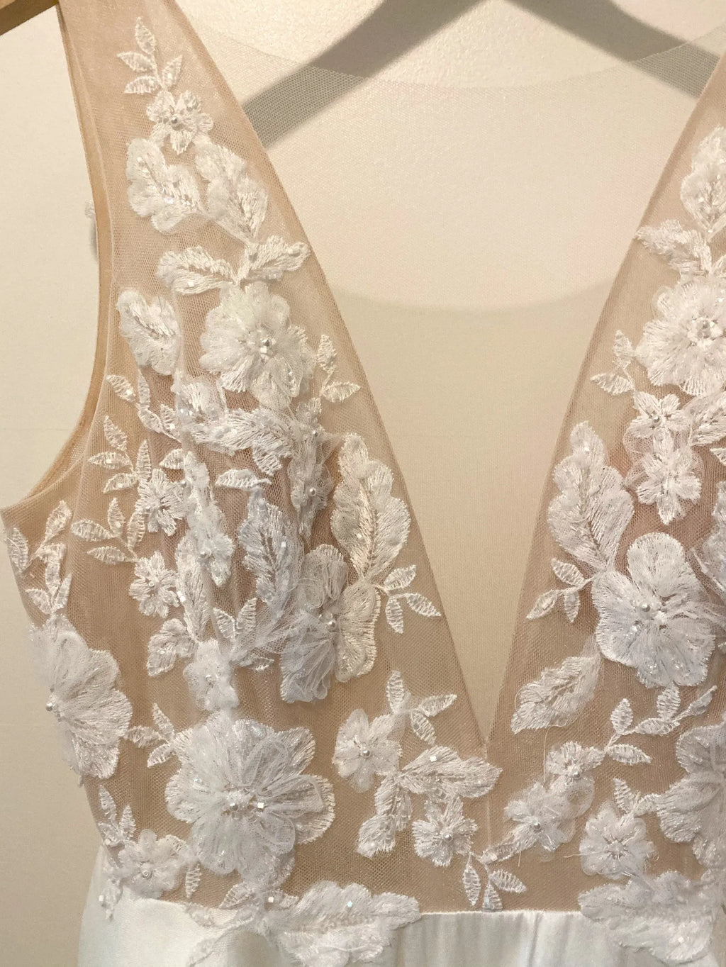 Lakshmigown Sleeveless Lace A‑Line Wedding Dress Deep V‑Back Satin Bridal Gown With Pockets Customized