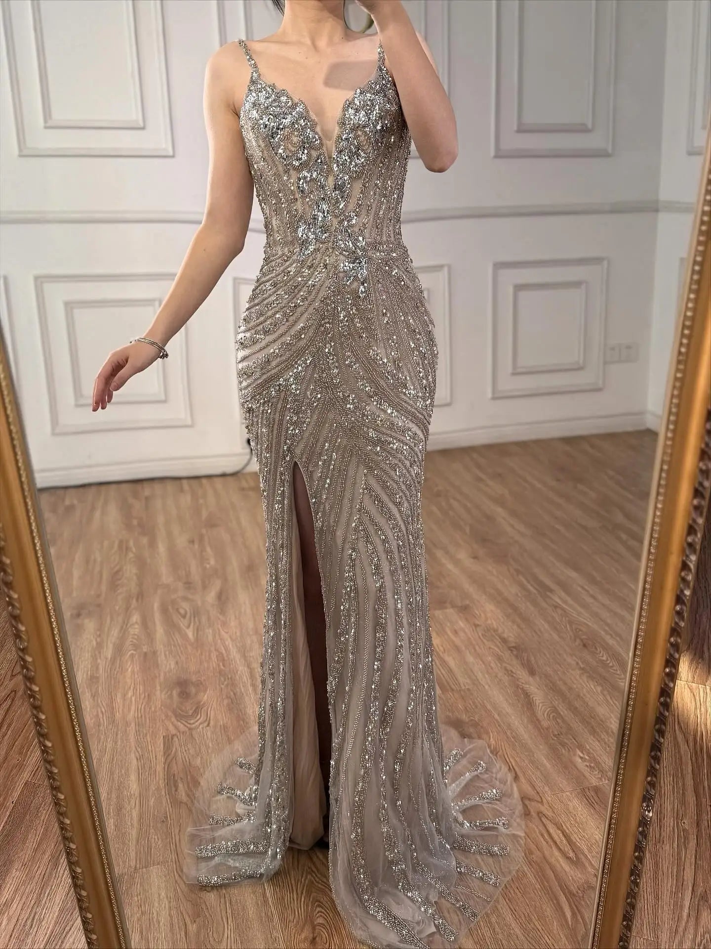 Robe de soirée sirène luxueuse en perles couleur nude avec fente haute LA73340