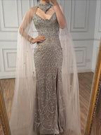 Luxuriöses verführerisches Abendkleid mit Cape und Seitenschlitz in Nude-Farbton LA73339