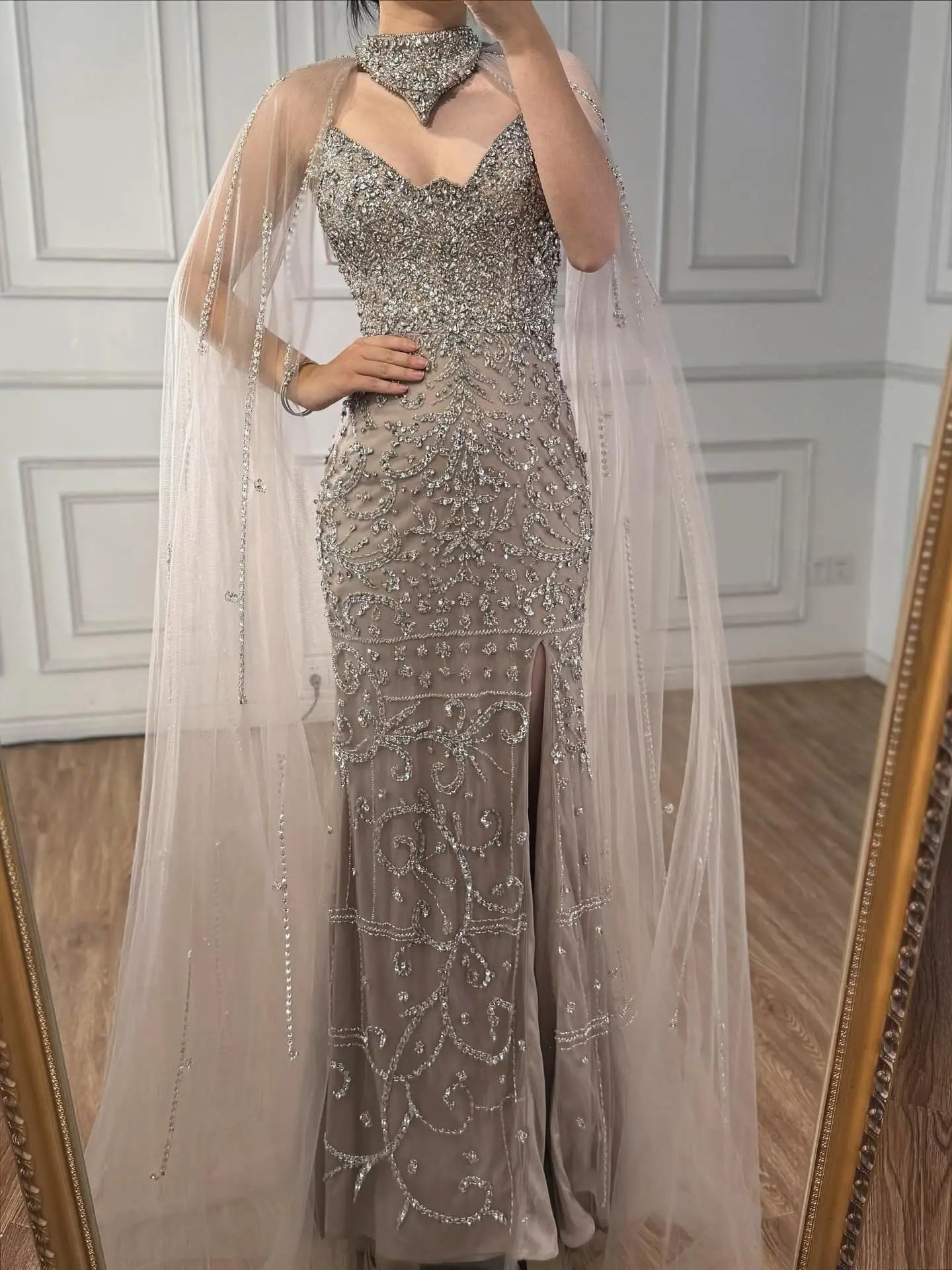 Luxuriöses verführerisches Abendkleid mit Cape und Seitenschlitz in Nude-Farbton LA73339