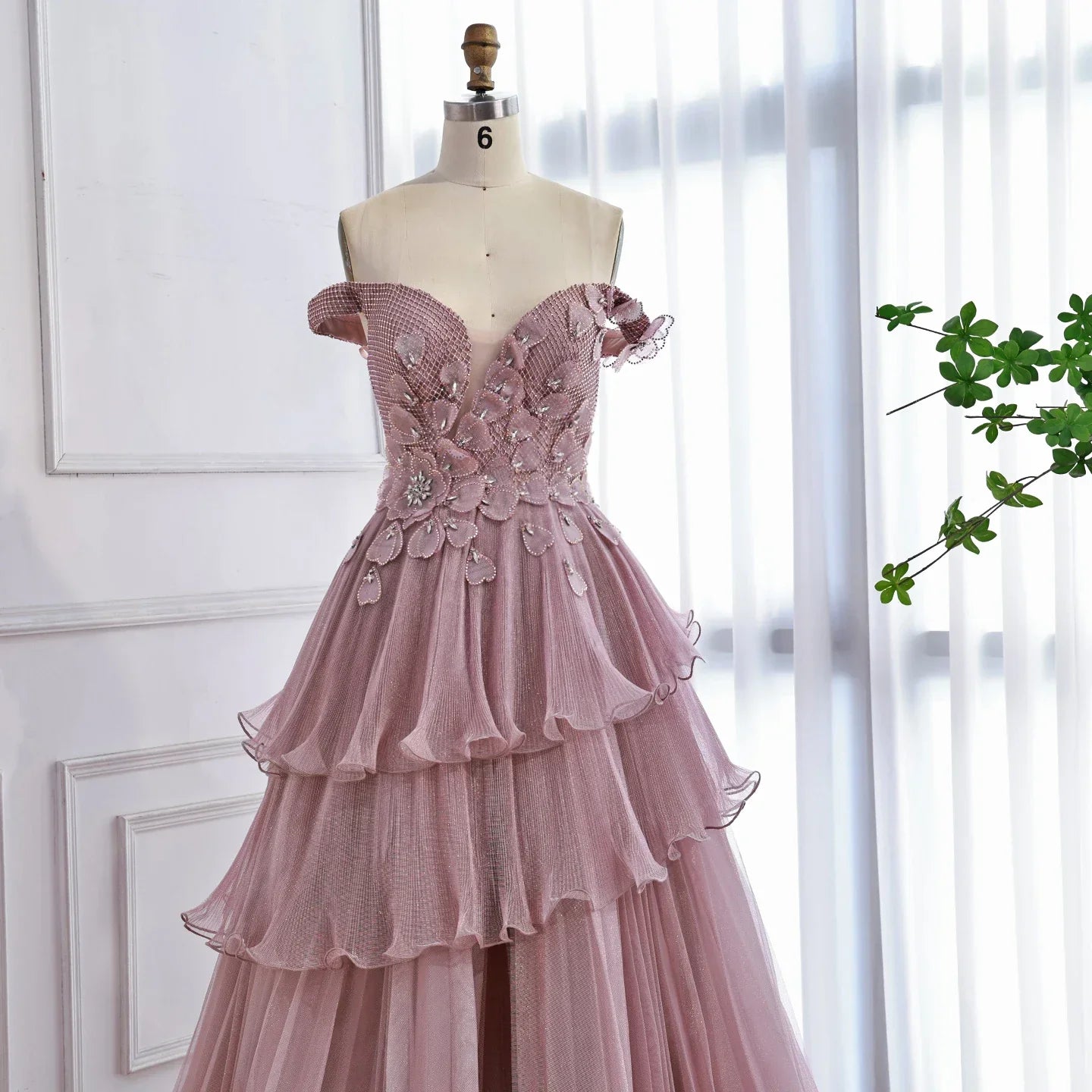 Abito da sera a linea A con balze sognanti, perline e colore rosa lusso LA73385