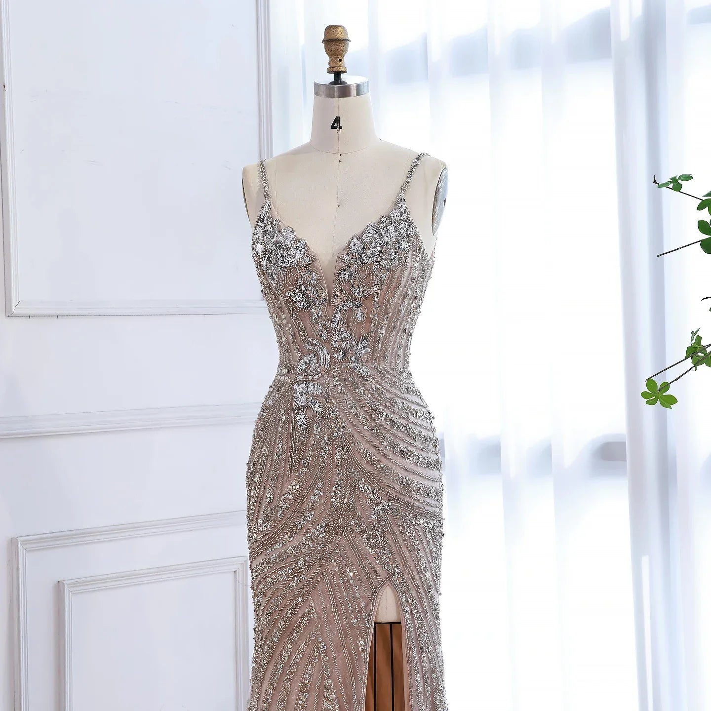 Robe de soirée sirène luxueuse en perles couleur nude avec fente haute LA73340
