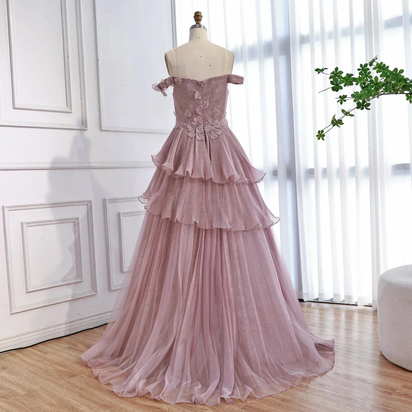 Abito da sera a linea A con balze sognanti, perline e colore rosa lusso LA73385