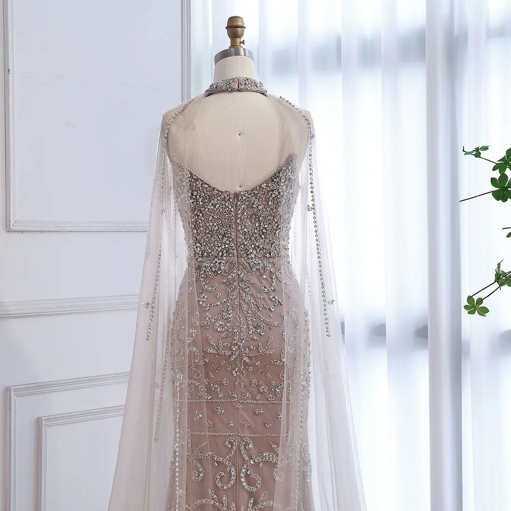 Luxuriöses verführerisches Abendkleid mit Cape und Seitenschlitz in Nude-Farbton LA73339