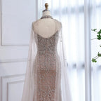 Luxuriöses verführerisches Abendkleid mit Cape und Seitenschlitz in Nude-Farbton LA73339