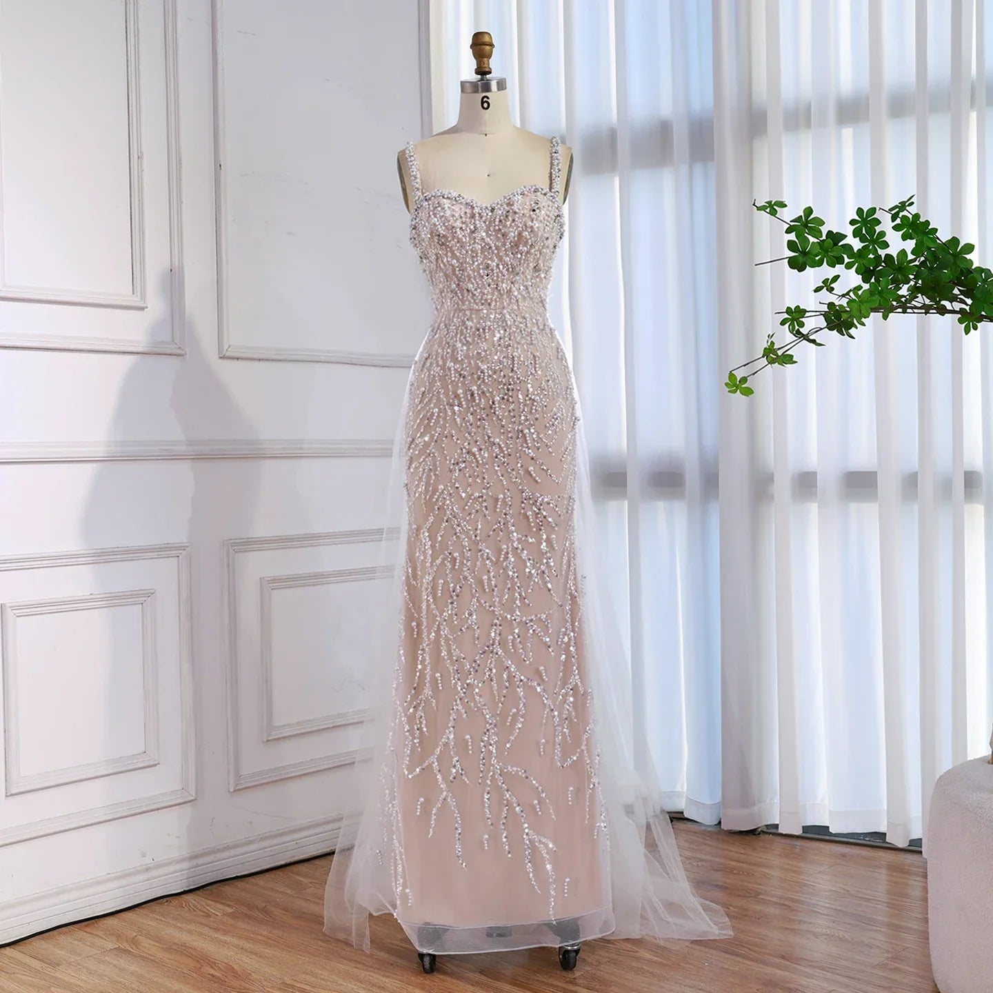 Abito da sera sirena in pizzo lussuoso con perle e guanto bianco nude LA72345E