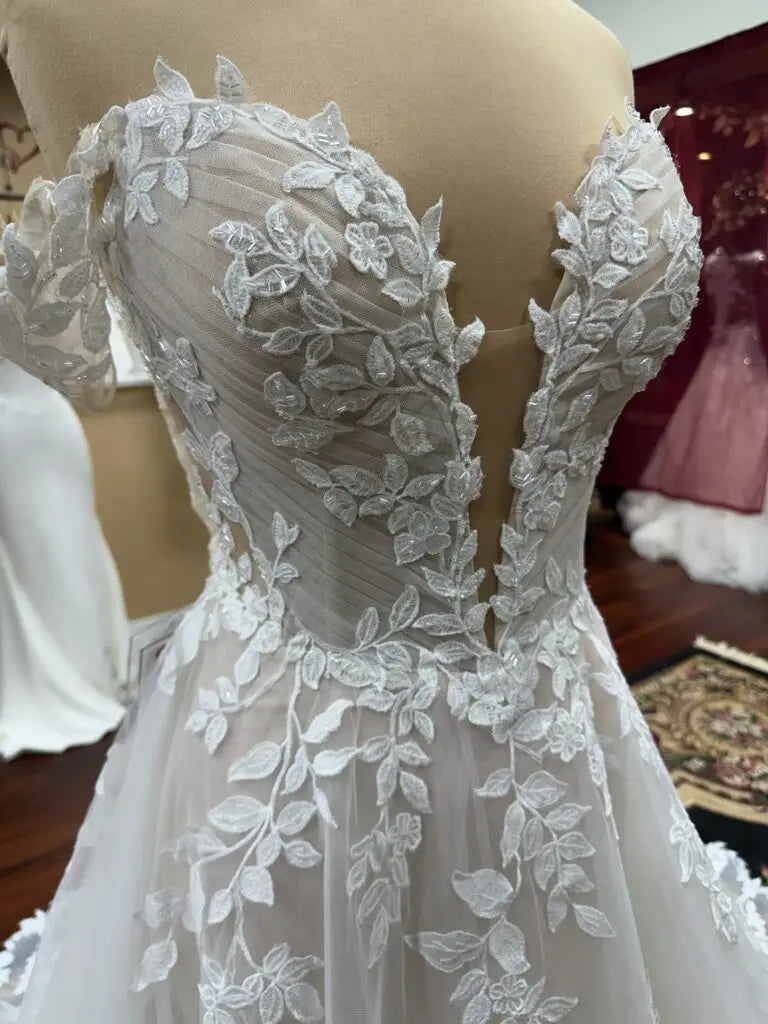 Lakshmigown Boho Off Shoulder Wedding Dress Deep V Neck Illusion Bodice A‑Line Tulle Bridal Gown 3D Leaf Lace Appliqu Customized