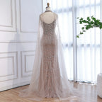 Luxuriöses verführerisches Abendkleid mit Cape und Seitenschlitz in Nude-Farbton LA73339