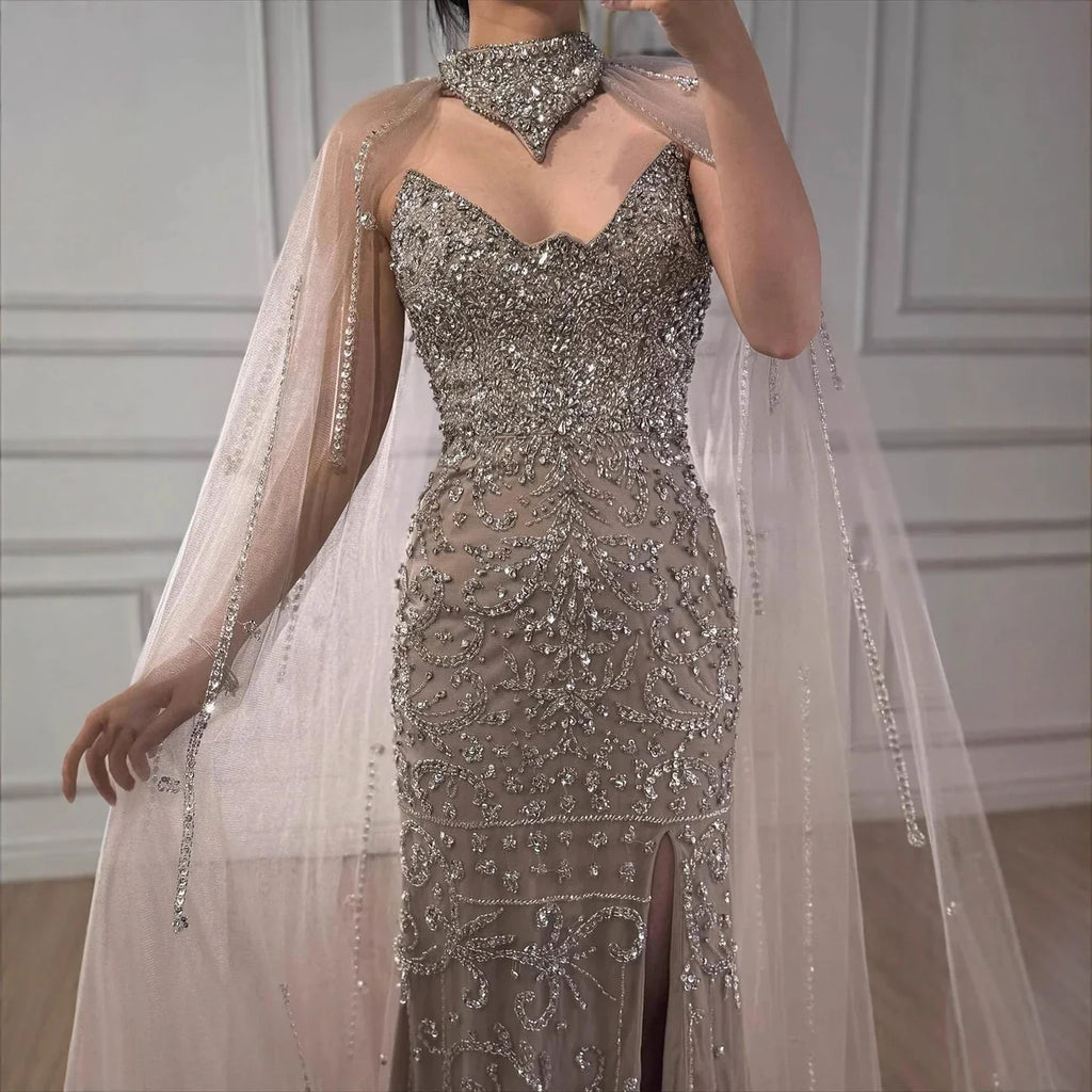 Luxuriöses verführerisches Abendkleid mit Cape und Seitenschlitz in Nude-Farbton LA73339