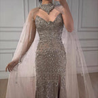 Luxuriöses verführerisches Abendkleid mit Cape und Seitenschlitz in Nude-Farbton LA73339