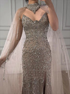 Luxuriöses verführerisches Abendkleid mit Cape und Seitenschlitz in Nude-Farbton LA73339