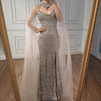 Luxuriöses verführerisches Abendkleid mit Cape und Seitenschlitz in Nude-Farbton LA73339