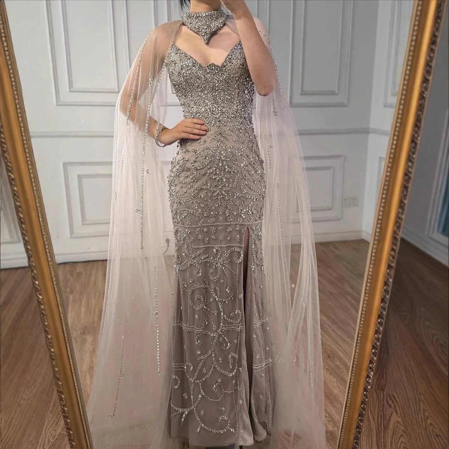 Abito da sera lussuoso e sexy con spacco e mantello color nude LA73339