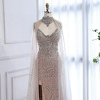 Luxuriöses verführerisches Abendkleid mit Cape und Seitenschlitz in Nude-Farbton LA73339
