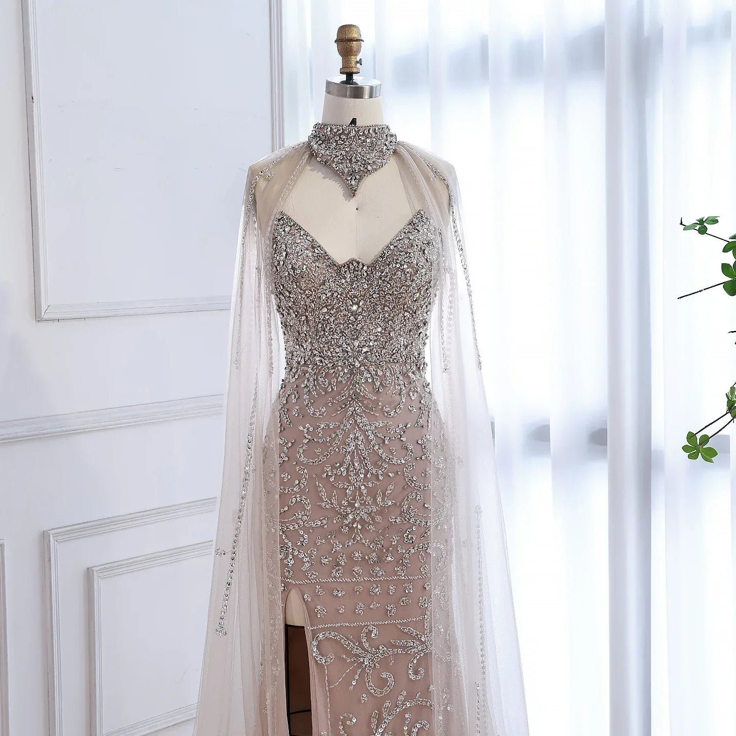 Luxuriöses verführerisches Abendkleid mit Cape und Seitenschlitz in Nude-Farbton LA73339