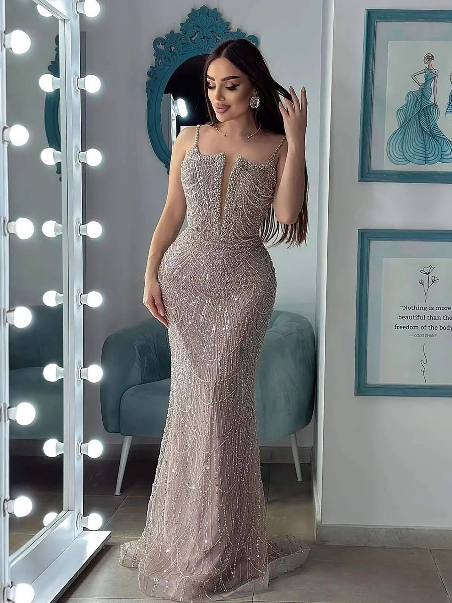 Abito da Sera di Lusso Perle Nude Abito Ricamato con Cristalli e Strascico in Tulle LA72189A
