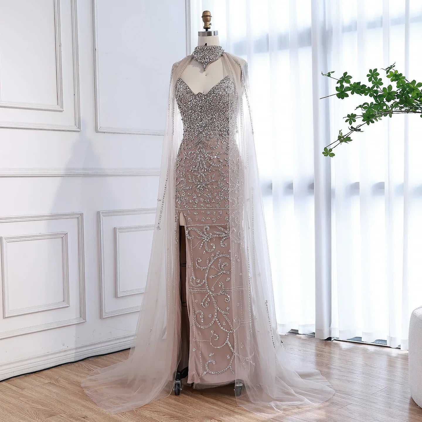 Abito da sera lussuoso e sexy con spacco e mantello color nude LA73339