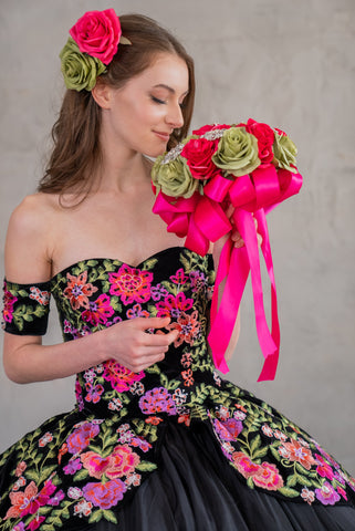 Vestido de baile floral charro com ombros à mostra da Calla SCL30016
