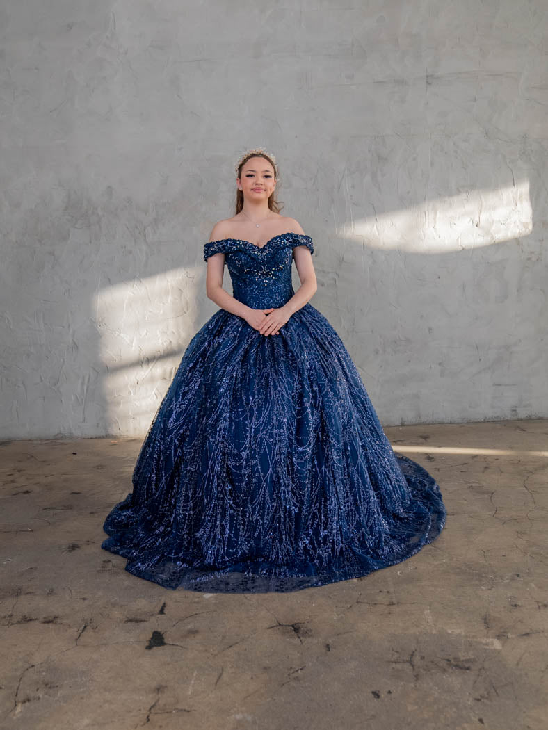 Vestido de baile com aplicações e ombros à mostra da marca Calla SCL30003