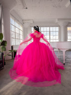 Vestido de baile com capa e ombros à mostra da marca Calla SCL30010