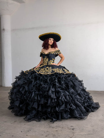 Vestido de baile Charro com folhos e ombros à mostra da Calla SCL30013