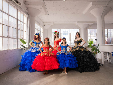 Vestido de baile Charro com folhos e ombros à mostra da Calla SCL30013